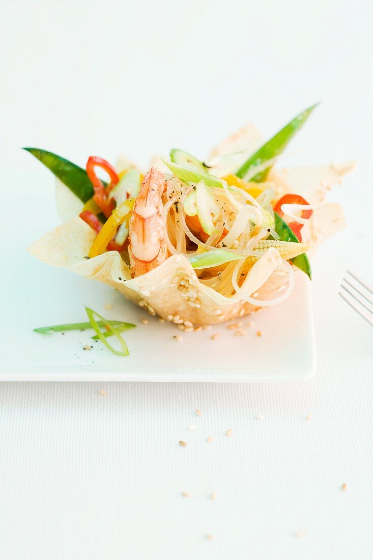Glasnudel-Salat mit Shrimps in der Teigschale