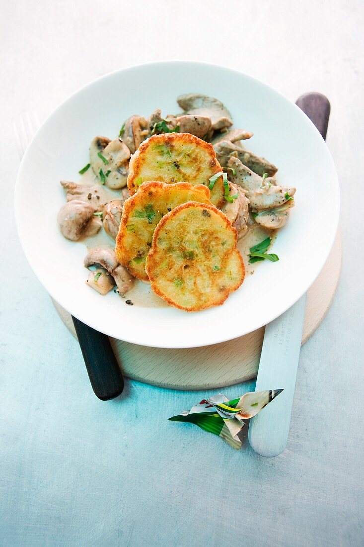 Kalbsgeschnetzeltes mit gebackenen Waldpilz-Lauch-Blinis