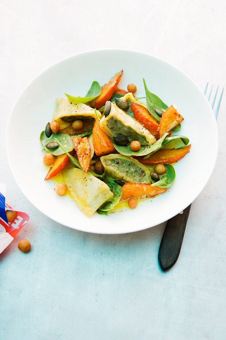 Kürbis-Maultaschen-Salat mit Orangen-Dressing