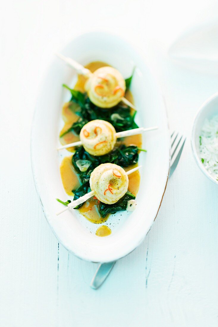 Steamed sole rolls with a sweet and spicy apple and curry sauce