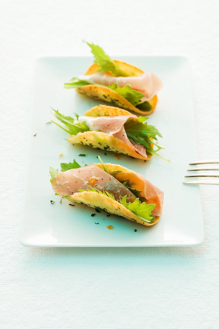 Parmesan-Tacos mit Rucola und Parmaschinken