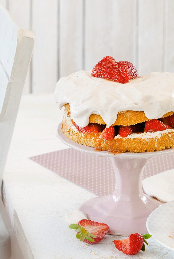 Strawberry and meringue cake with mascarpone