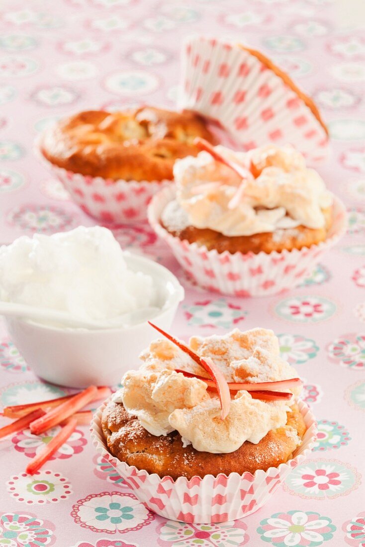 Rhubarb-meringe cupcakes
