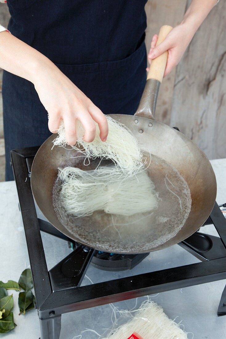 Glasnudeln im Wok kochen