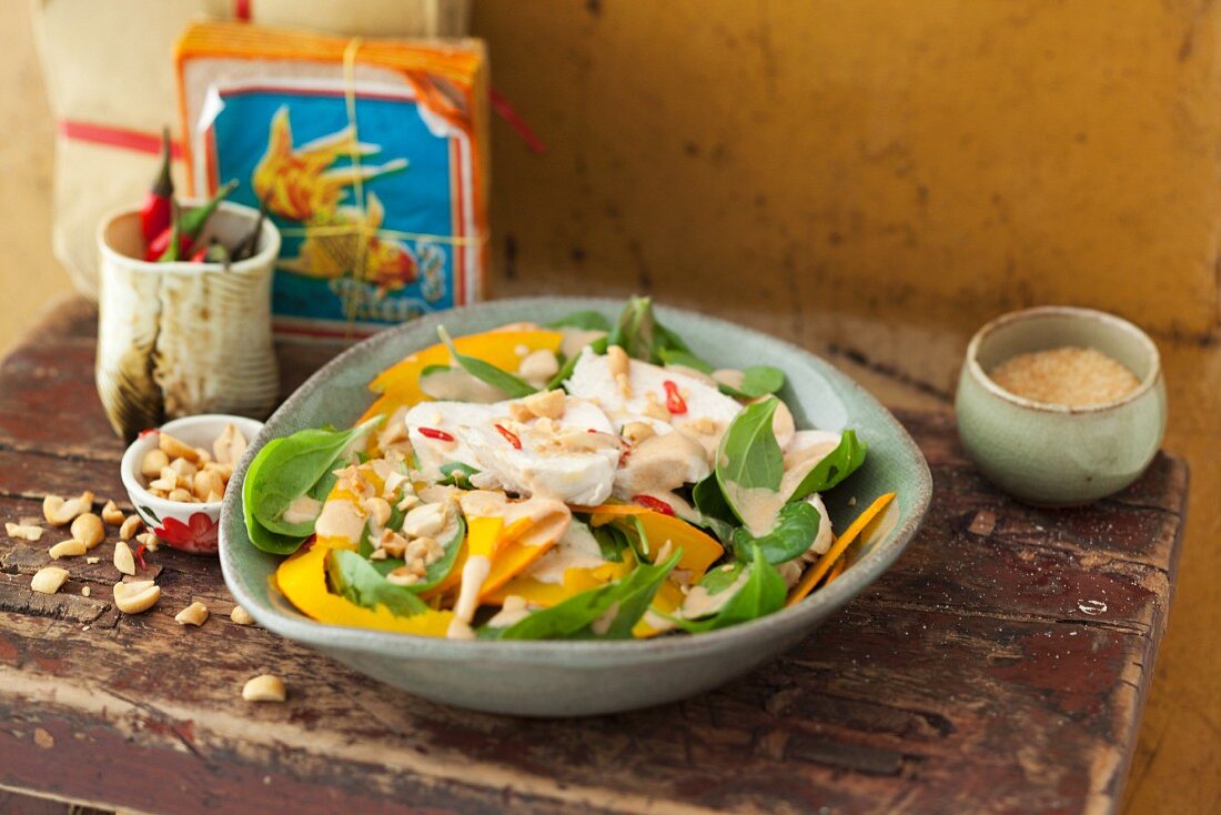 Spinach salad with chicken, mango and peanuts (Thailand)
