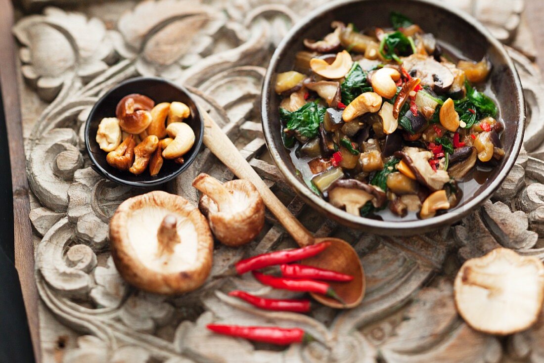 Mushroom salad with aubergines and cashew nuts (Thailand)