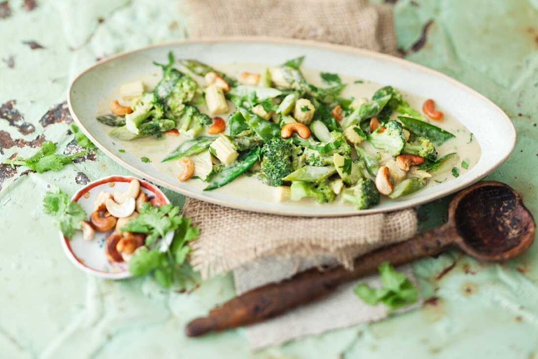 Grünes Gemüsecurry mit Cashewkernen (Thailand)