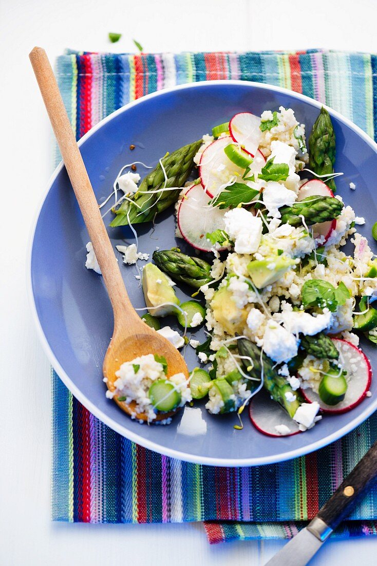 Couscoussalat mit Feta, Radieschen und Spargel