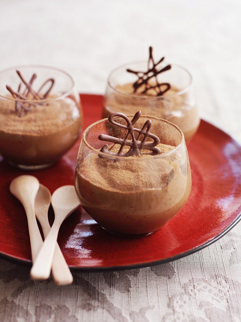 Schokoladenmousse mit Trockenpflaumen und Schokogitter