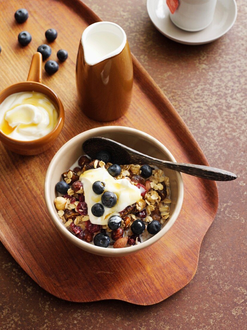 Muesli with yoghurt and blueberries