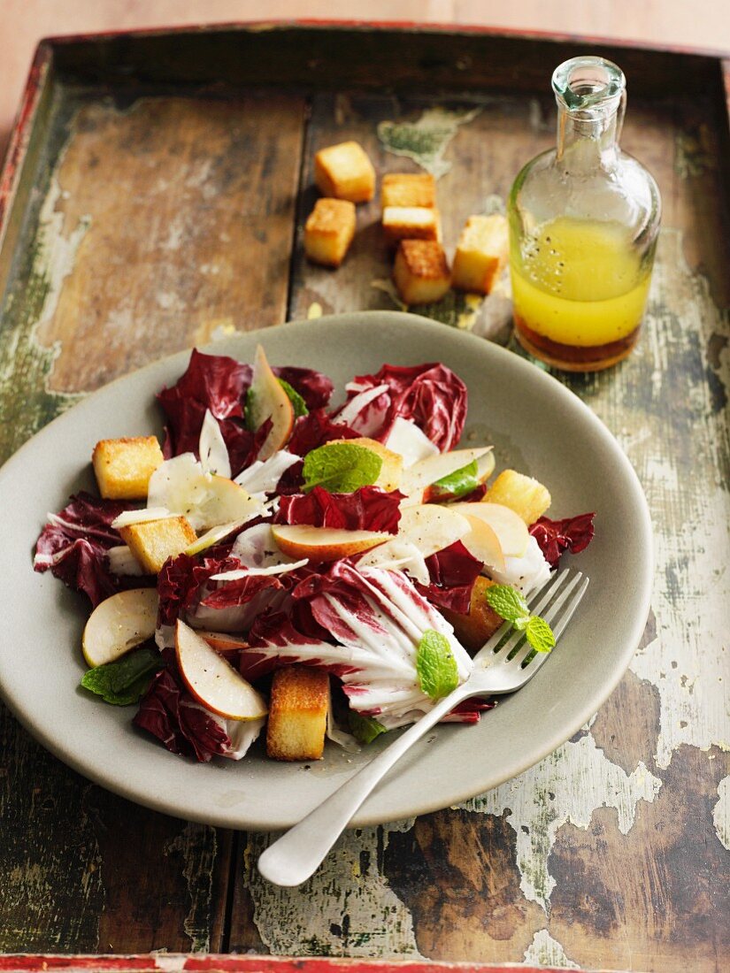 Radicchio salad with pears and croutons