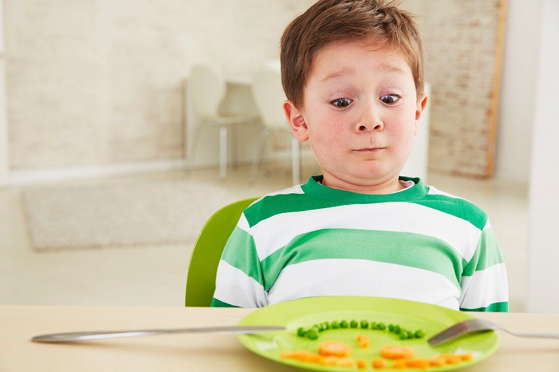 Kleiner Junge will nicht Erbsen und Karotten essen