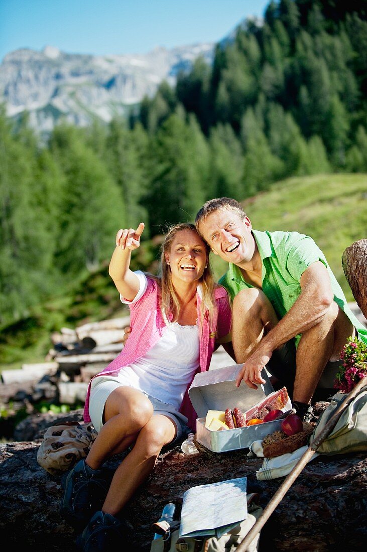 Paar beim Picknick in den Bergen (Österreich)