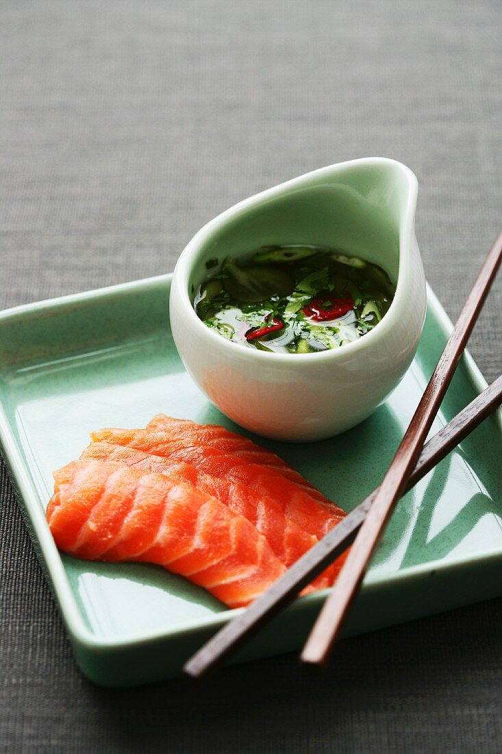 Lachs-Sashimi mit Koriander-Limetten-Sauce