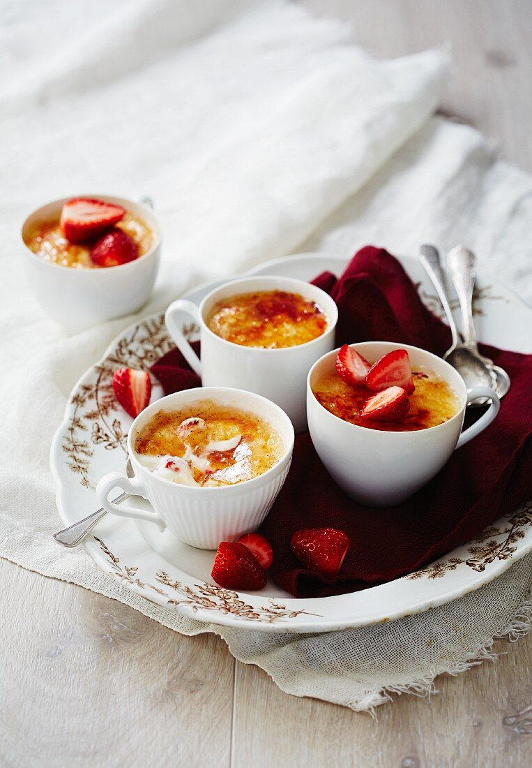 Crème brûlée with strawberries