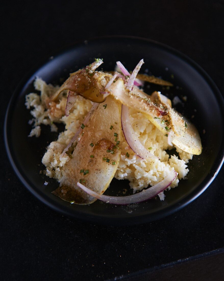 Rice salad with onions and potato crisps