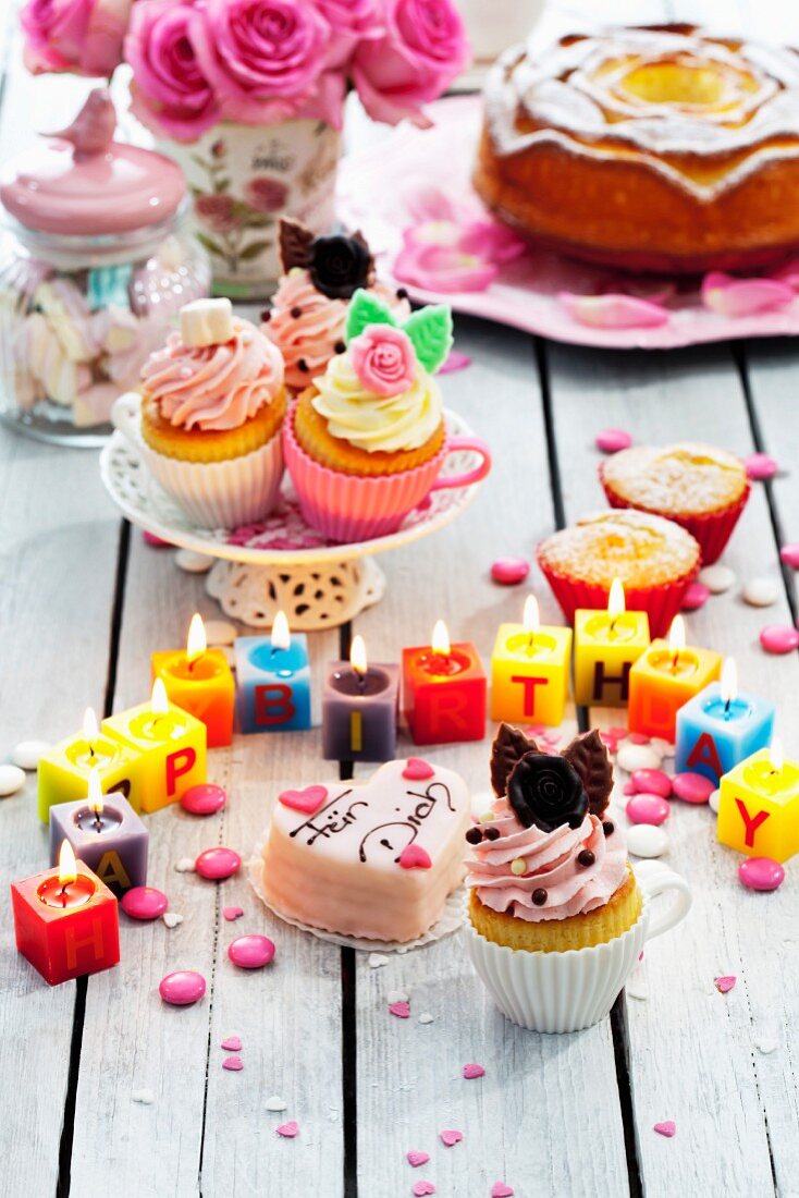 Buntes Geburtstagsbuffet mit Cup Cakes und Kuchen