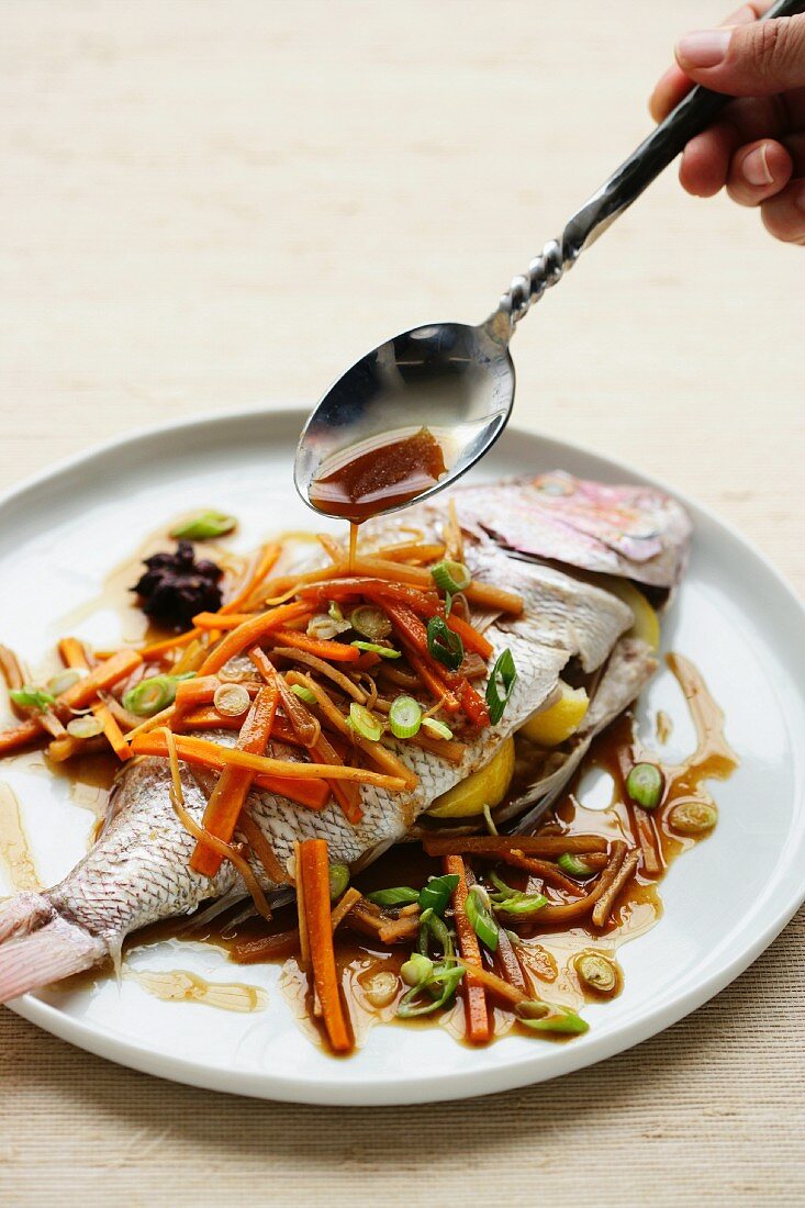 Fisch mit süsssaurer Sauce und Möhren (China)