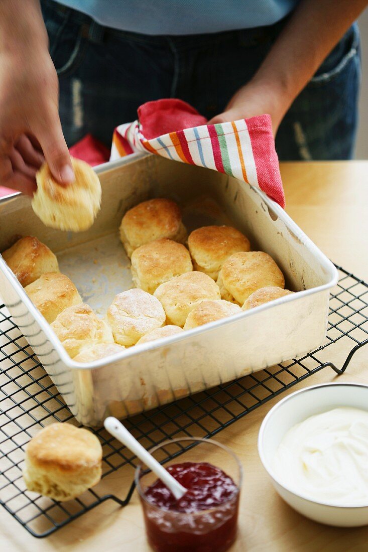 Kind mit Scones und Marmelade