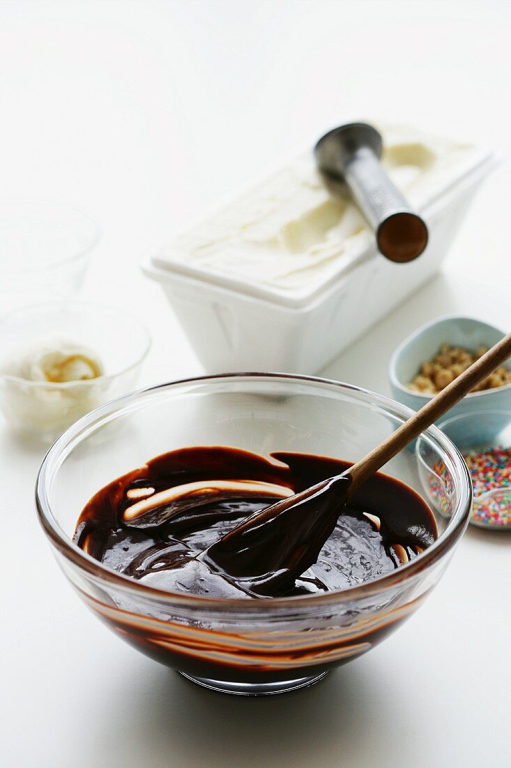 Schokoladensauce und Vanilleeis