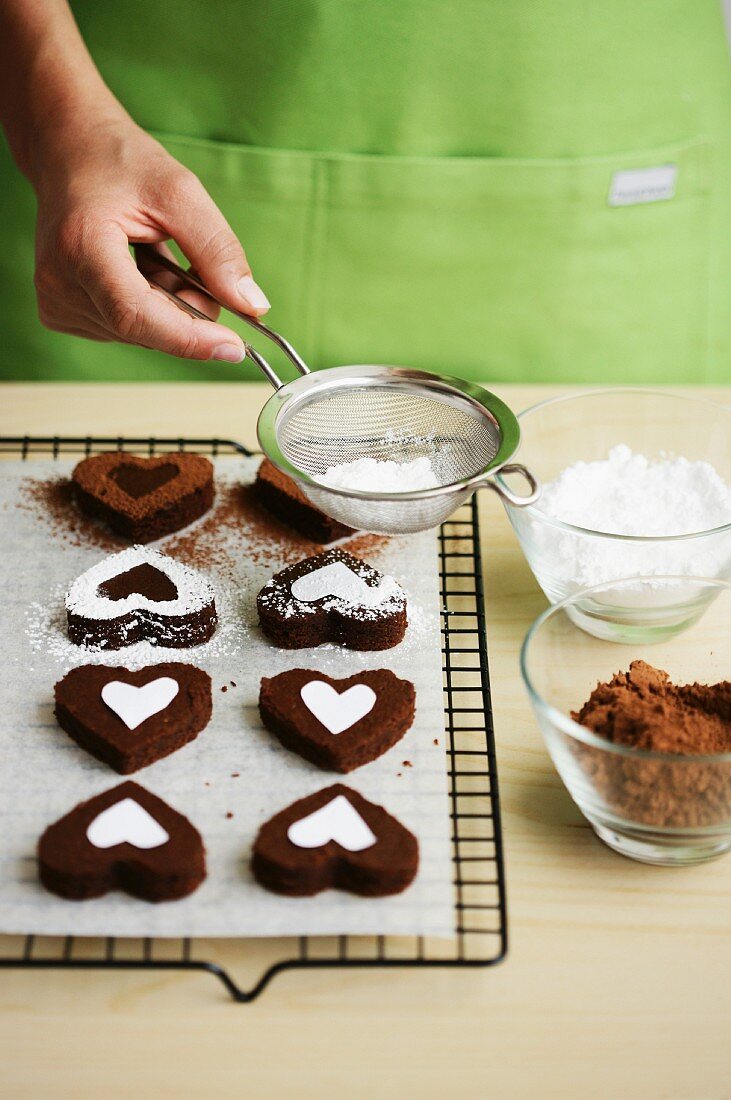 Heart-shaped chocolate cakes with icing sugar