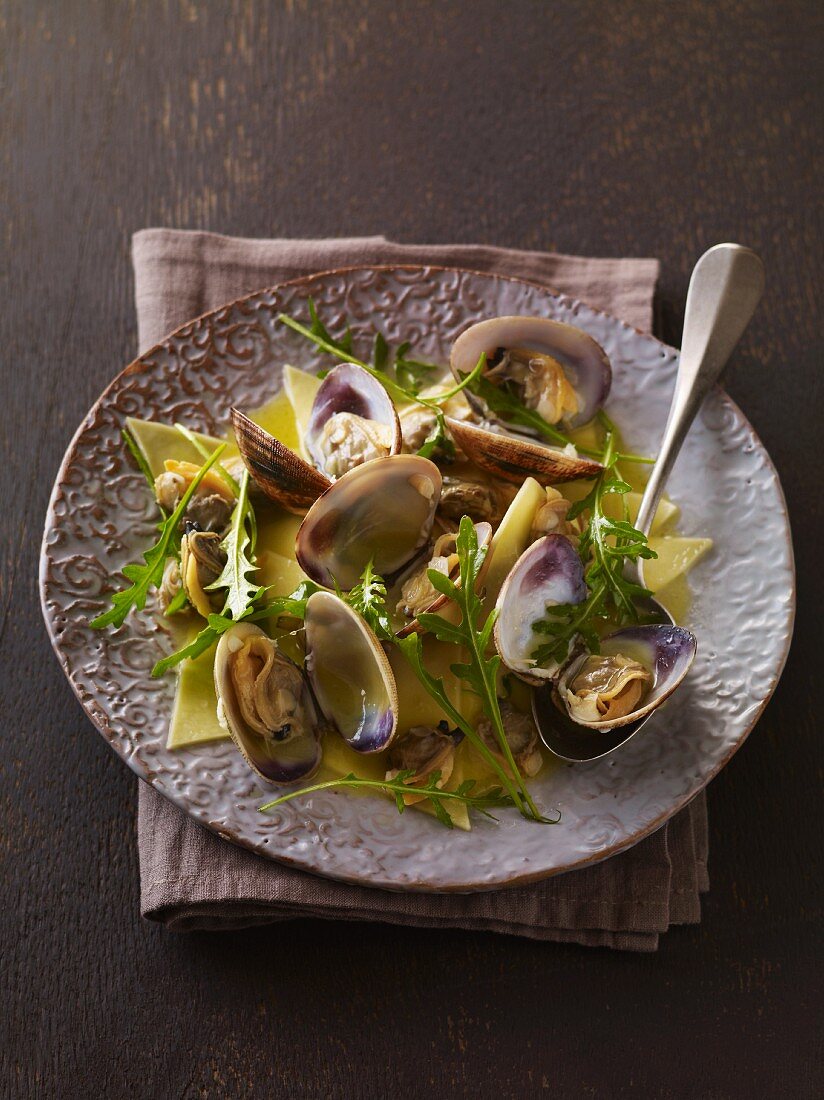 Nudeln mit Clams und Rucola