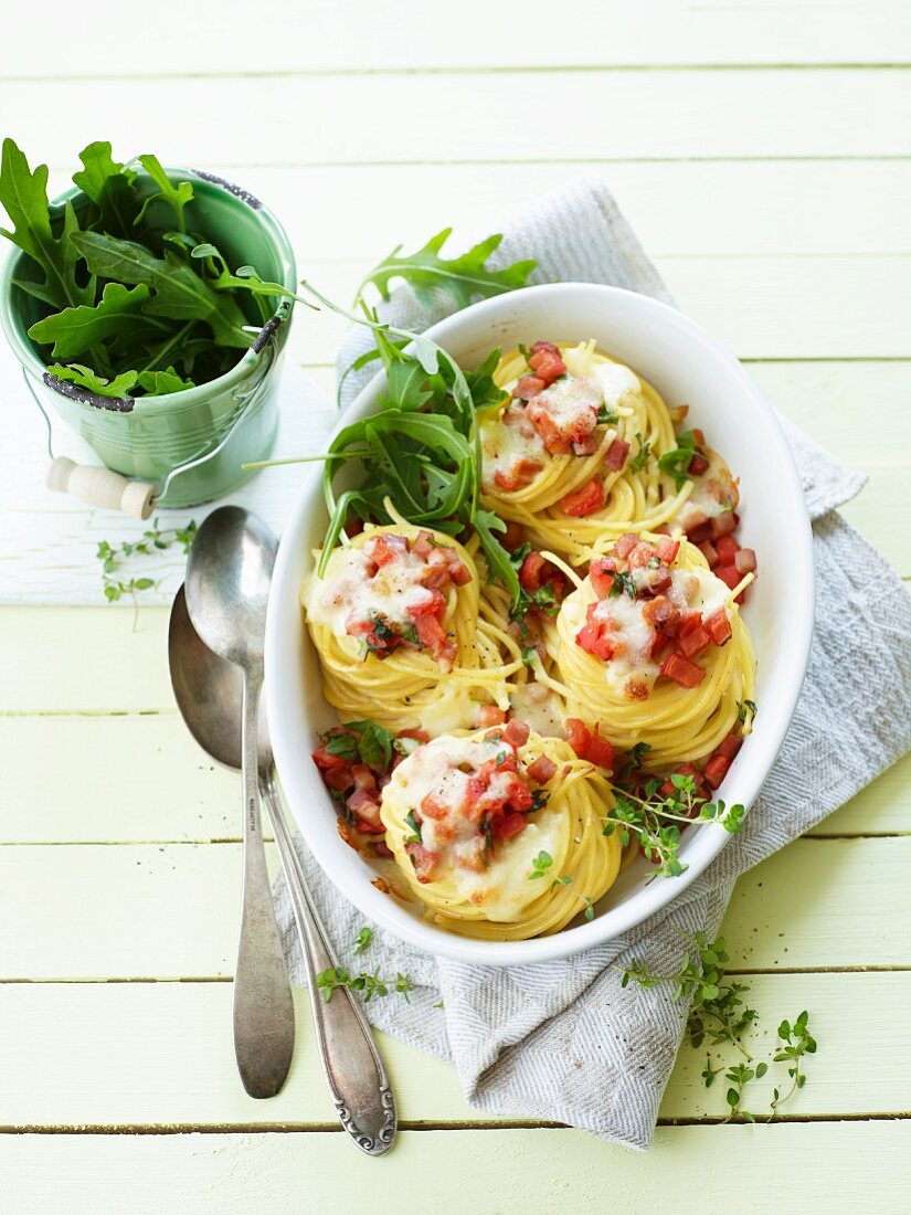 Knusprige Spaghettinester mit Speck und Rucola