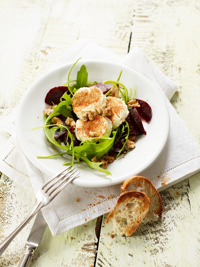 Rote-Bete-Salat mit Ziegenkäse, Walnüssen und Rucola