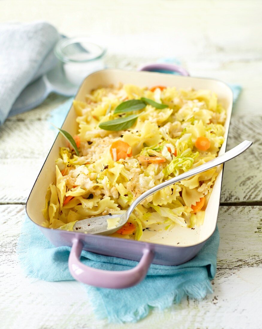 Vegetarian pasta bake with pointed cabbage and carrots