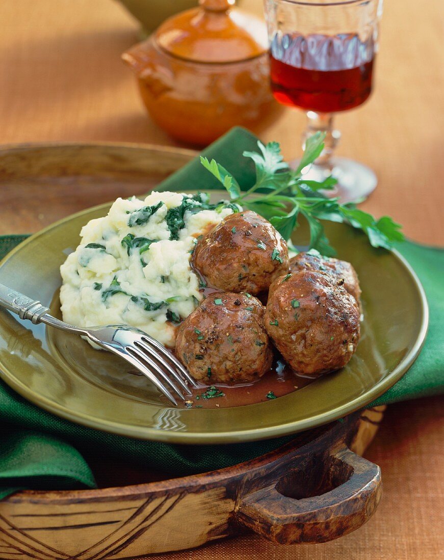 Meatballs with mashed potatoes and parsley