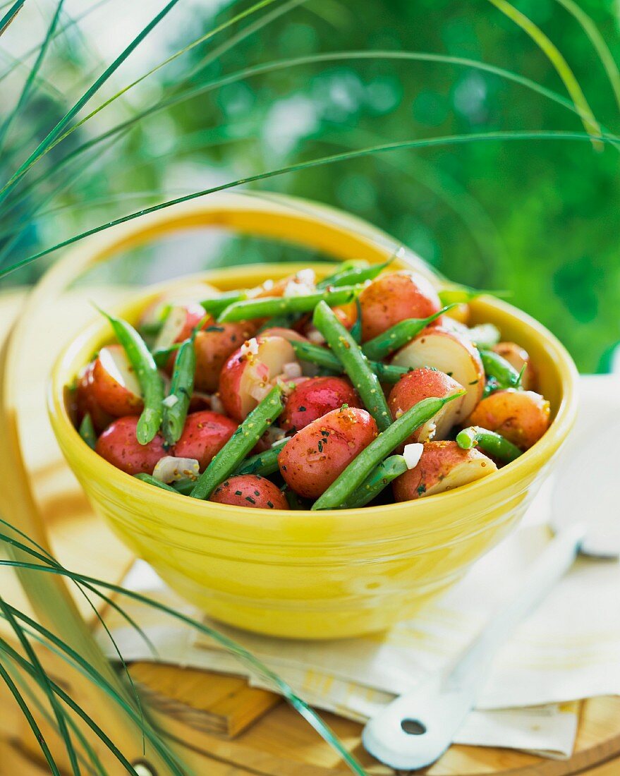 Roter Kartoffelsalat mit grünen Bohnen