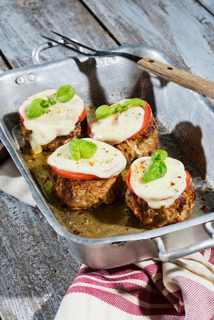 Fleischbällchen mit Tomaten und Mozzarella im Bräter