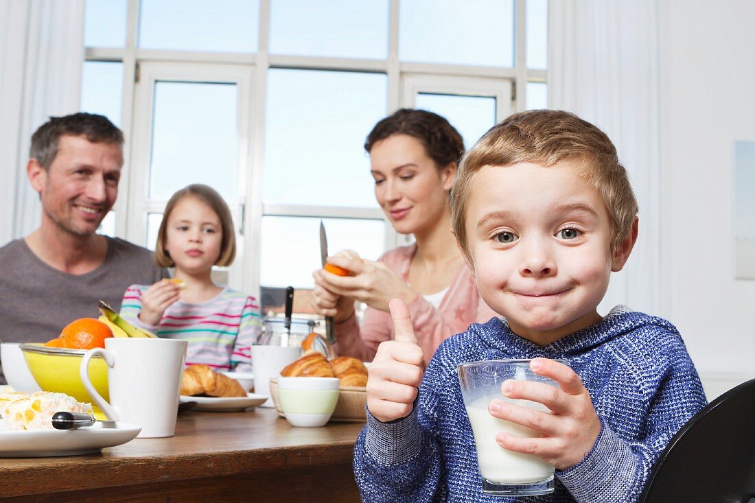 Vierköpfige Familie isst gesundes Frühstück