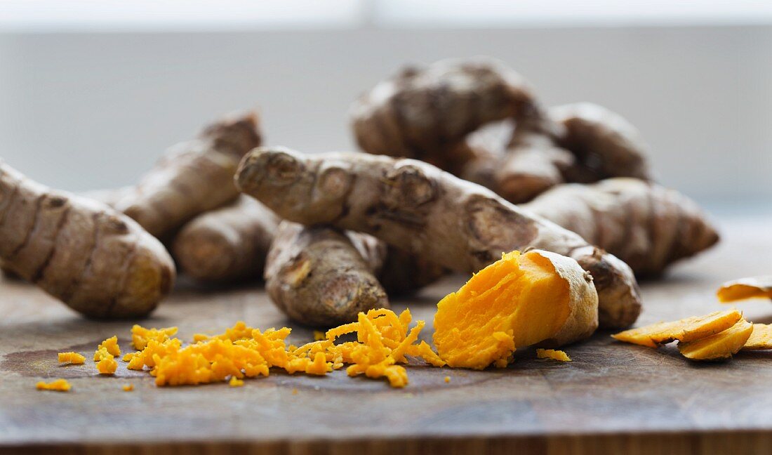 Fresh turmeric roots, partially grated