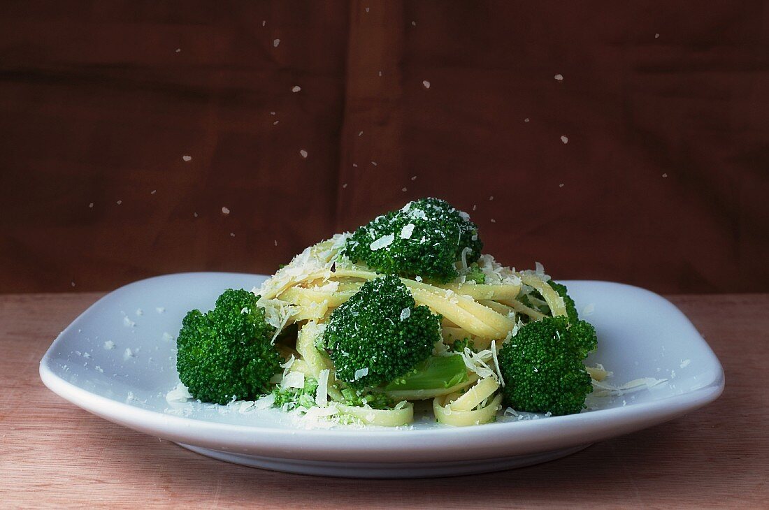 Bandnudeln mit Brokkoli und Parmesan