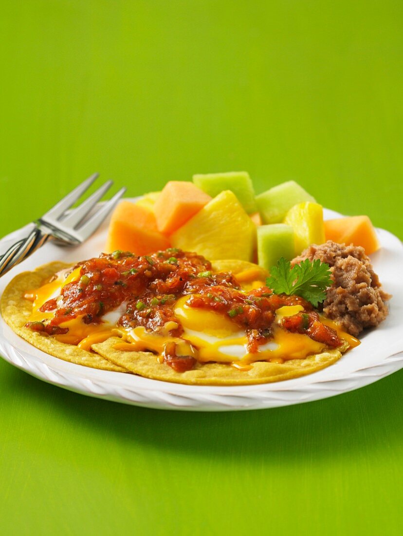 Mexikanisches Spiegelei auf Mais-Tortilla mit Tomatensalsa und Melonensalat