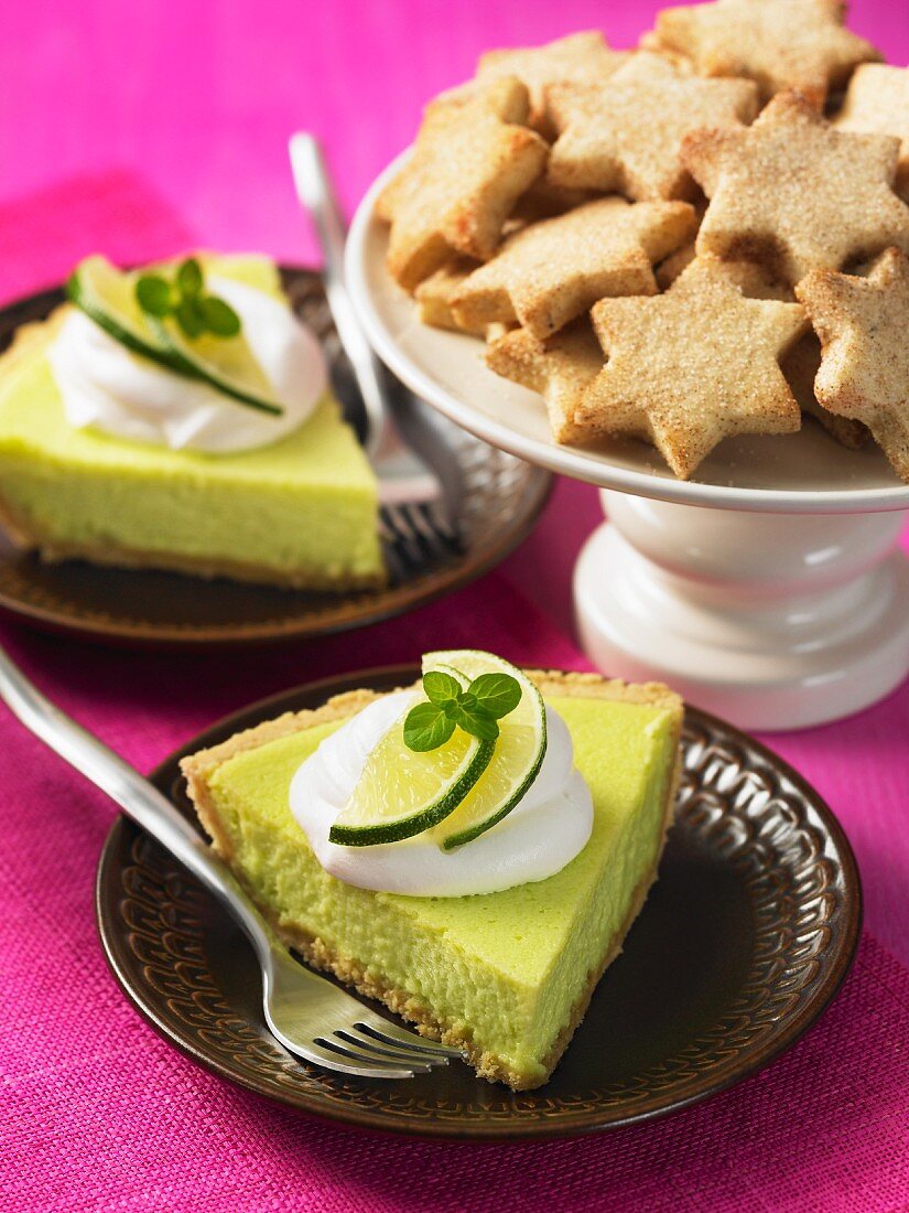 Limetten-Käsekuchen mit Sahne und sternförmige Kekse