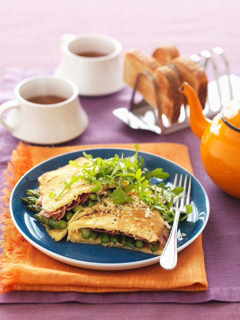 Omelett gefüllt mit grünem Spargel & Schinken
