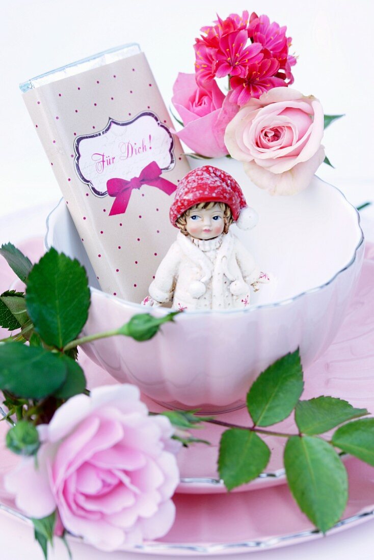 Vintage Schale mit Schokolade, Mädchenfigur und Rosen