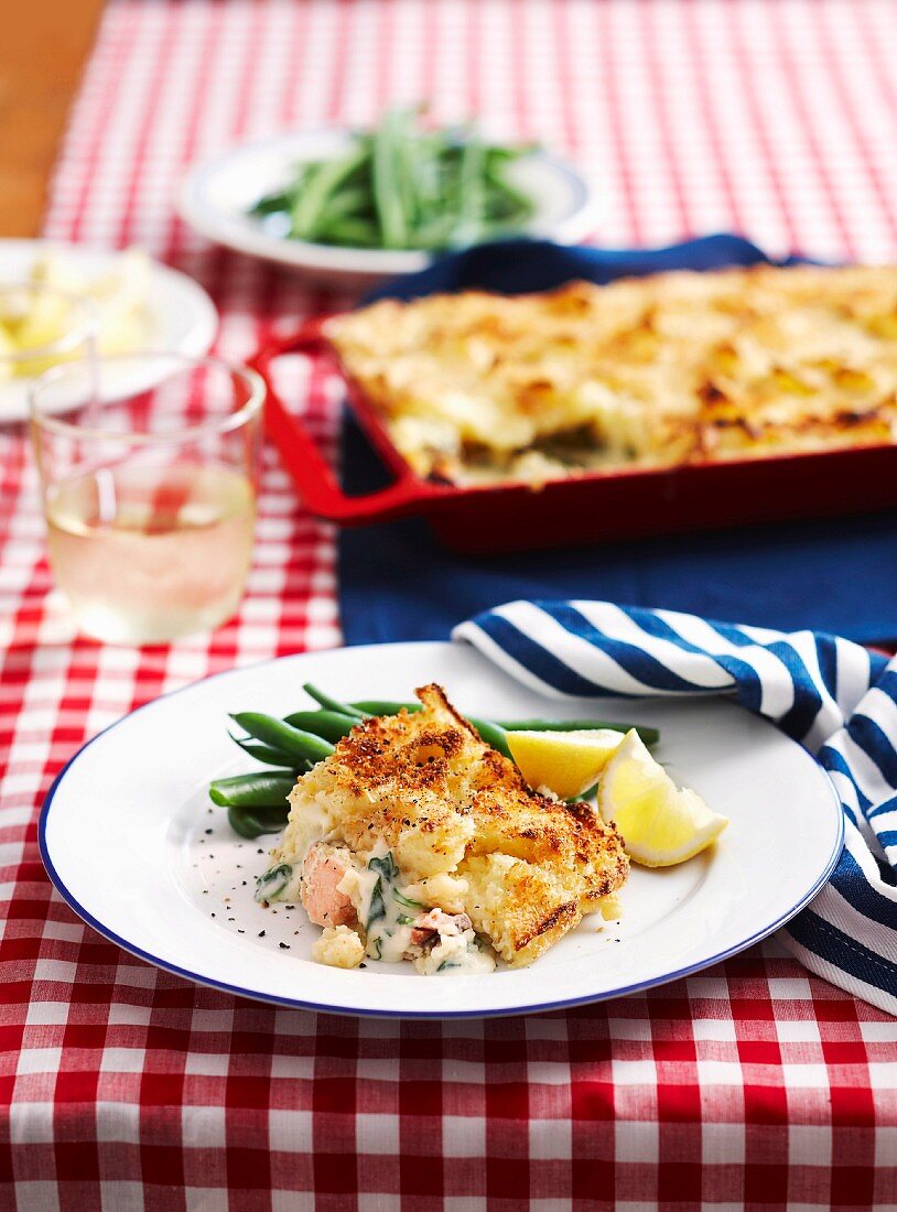 Salmon bake with leek and potatoes