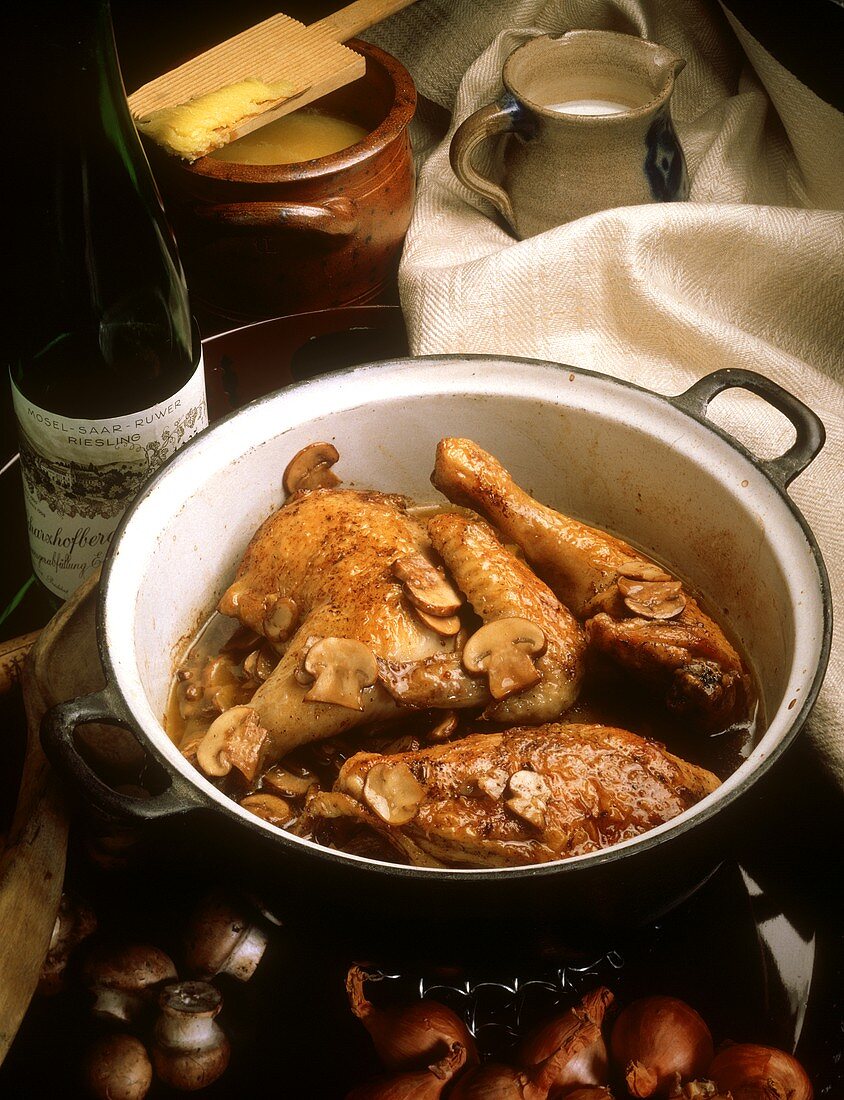 Huhn (zerlegt) in Riesling mit frischen Champignons im Topf