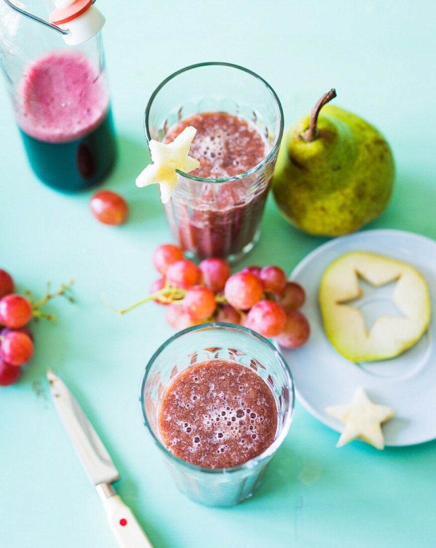 An elderberry smoothie with pears and grapes