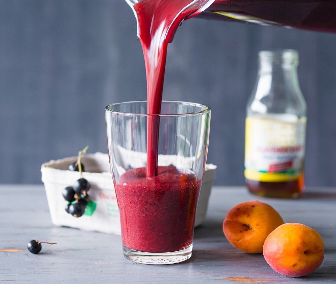 Aprikosen-Smoothie mit schwarzen Johannisbeeren