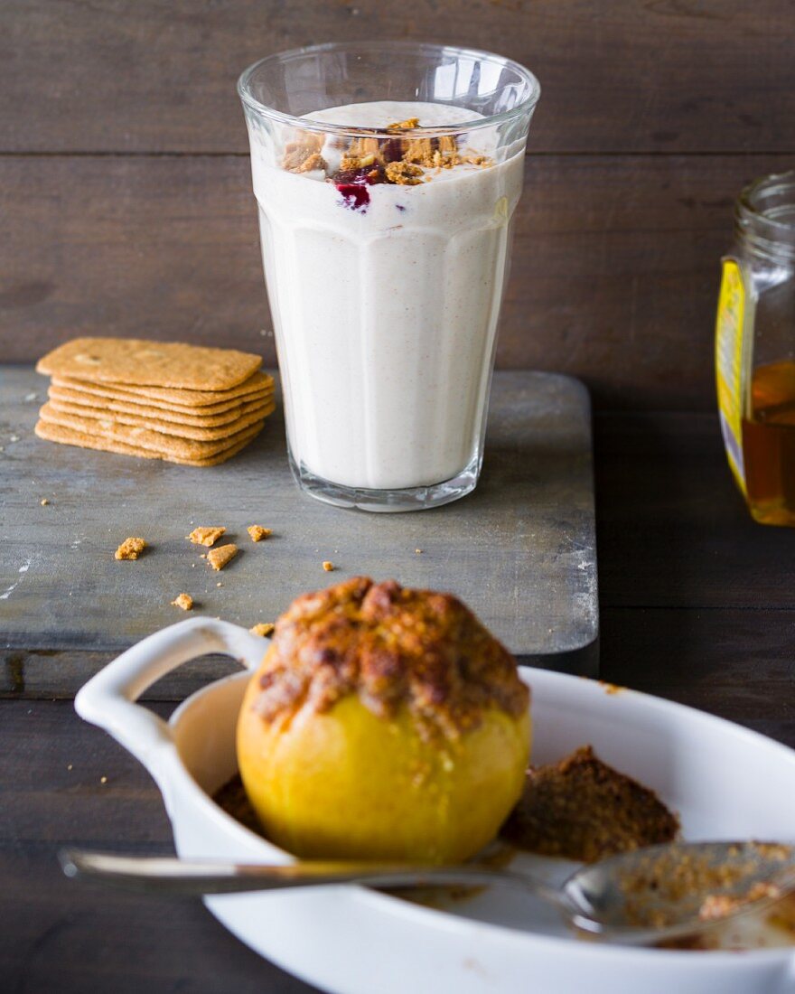 A baked apple smoothie with quark, rum and nuts