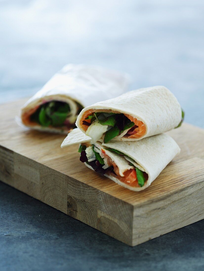 Wraps mit Räucherlachs und Gemüse