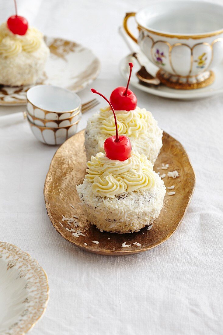 Sponge cakes with coconut buttercream and coconut liqueur