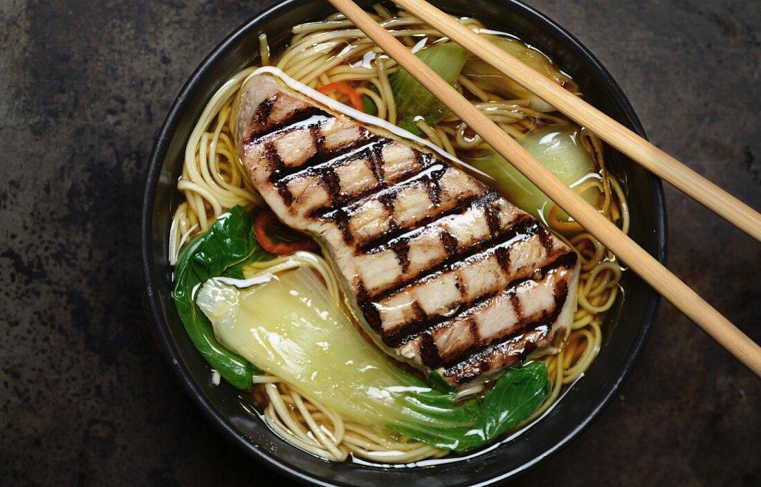 Noodle soup with grilled tuna steak and bok choy (China)