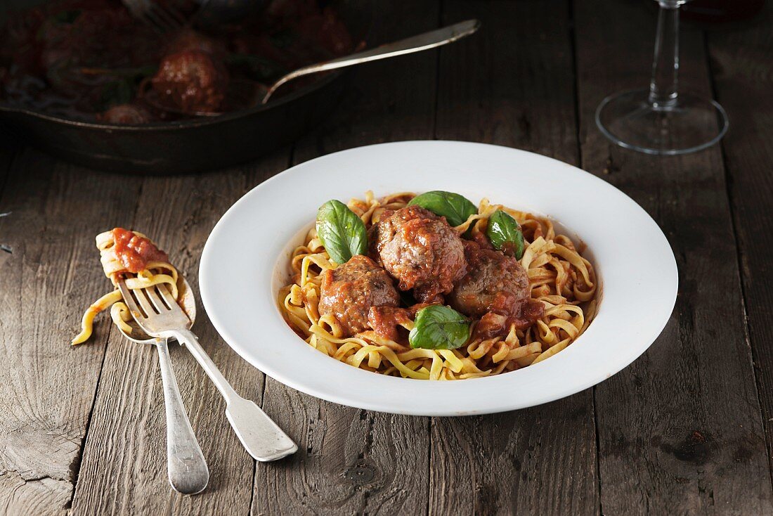 Linguine with meatballs and basil