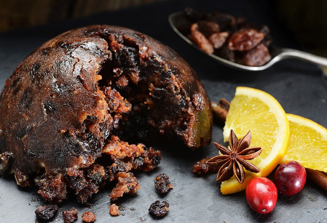 Christmas Pudding mit Cranberries und Orangen