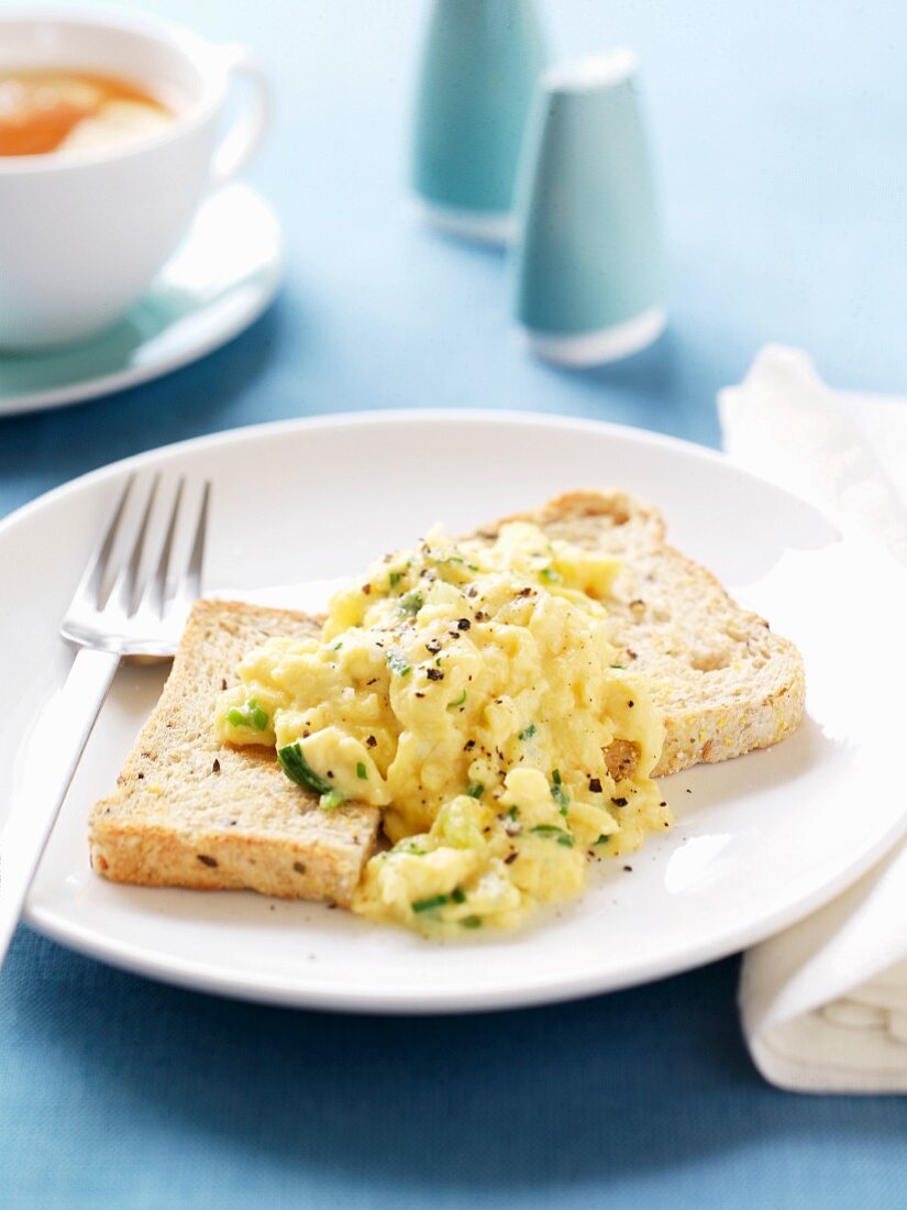 Scrambled egg with bread